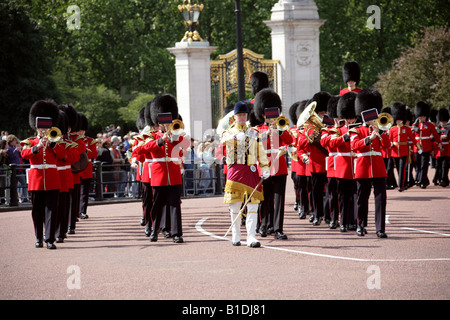 Der Scots Guards Band Marching Vergangenheit Buckingham Palace London Trooping die Farbe Zeremonie 14. Juni 2008 Stockfoto