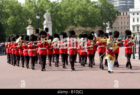 Der Scots Guards Band Marching Vergangenheit Buckingham Palace London Trooping die Farbe Zeremonie 14. Juni 2008 Stockfoto