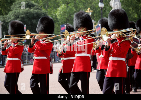 Der Scots Guards Band Marching Vergangenheit Buckingham Palace London Trooping die Farbe Zeremonie 14. Juni 2008 Stockfoto