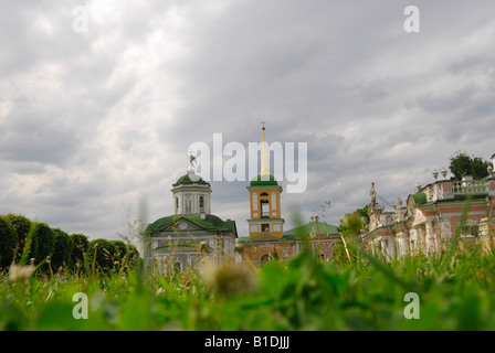 Kirche und der Glockenturm Turm in Kuskowo zählen. Moskau, Russland Stockfoto