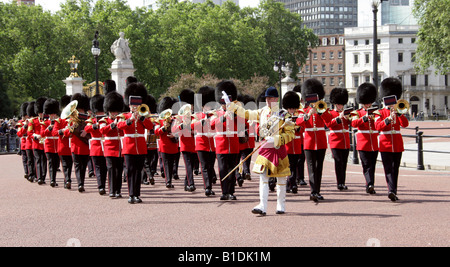 Der Scots Guards Band Marching Vergangenheit Buckingham Palace London Trooping die Farbe Zeremonie 14. Juni 2008 Stockfoto