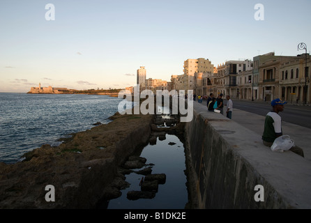 Sonnenuntergang auf dem Malecón, Havanna Stockfoto