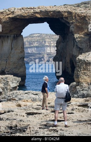 Touristen am Dwejra Point Gozo Malta Stockfoto