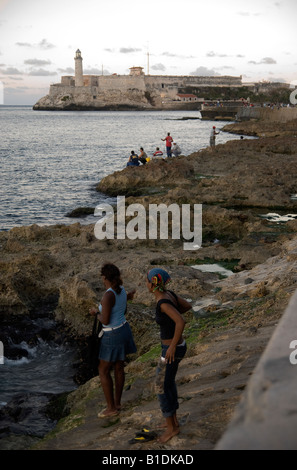 Menschen auf die Erholung auf dem Malecón, Havanna Stockfoto