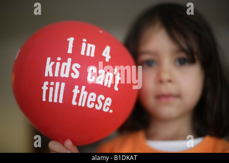 Kind hält Ballon für Asthma-Bewusstsein Stockfoto