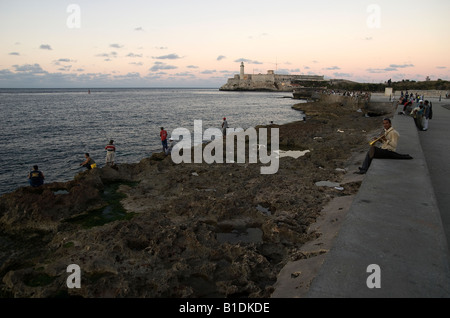 Menschen auf die Erholung auf dem Malecón, Havanna Stockfoto