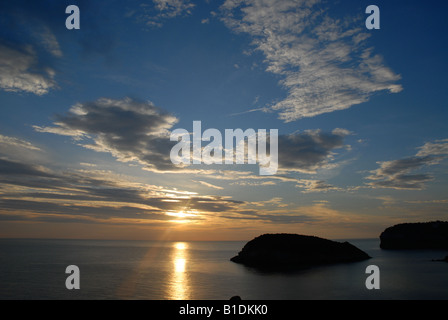 zeigen Sie bei Sonnenaufgang von Prim Cap, Cabo de San Martin zu betauchen Insel, Javea, Alicante Provinz, Comunidad Valenciana, Spanien an Stockfoto