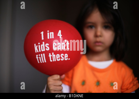 Kind hält Ballon für Asthma-Bewusstsein Stockfoto