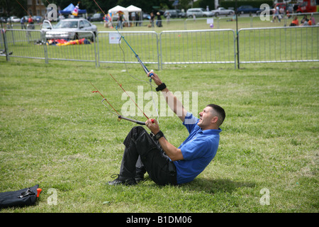 Mann ein Drachen auf dem Blackheath Kite Festival Lewisham London Stockfoto