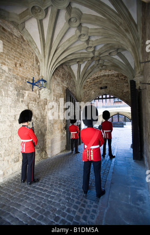 Wächter im Dienst unter dem "Verräter Turm" an der Tower of London, England, UK, England. Stockfoto