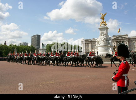 Haushalt Kalvarienberg, Rettungsschwimmer an Trooping die Farbe Zeremonie und Buckingham Palace London 14. Juni 2008 Coldstream Guard Stockfoto