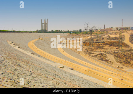 Der Assuan-Hochdamm und elektrische Sendemasten in Ägypten Stockfoto