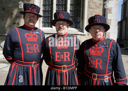 Beefeaters Yeomen des "Wachen Warder" an der "Tower of London" England Großbritannien UK Stockfoto