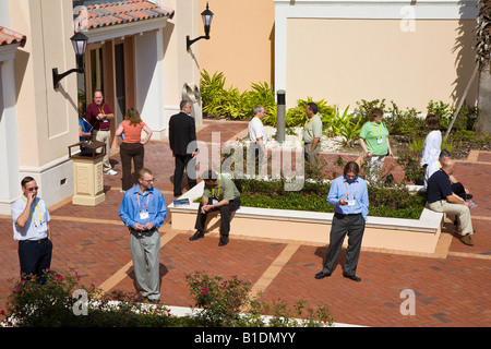 Die Konferenzteilnehmer Pause eine zwischen den Sitzungen Rosen Center Hotel Conference Center in Orlando, Florida, USA Stockfoto