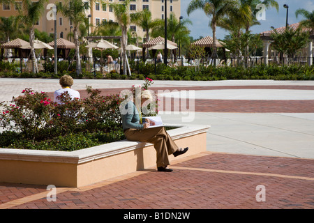 Die Konferenzteilnehmer Pause eine zwischen den Sitzungen Rosen Center Hotel Conference Center in Orlando, Florida, USA Stockfoto