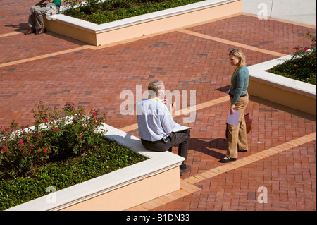 Die Konferenzteilnehmer Pause eine zwischen den Sitzungen Rosen Center Hotel Conference Center in Orlando, Florida, USA Stockfoto