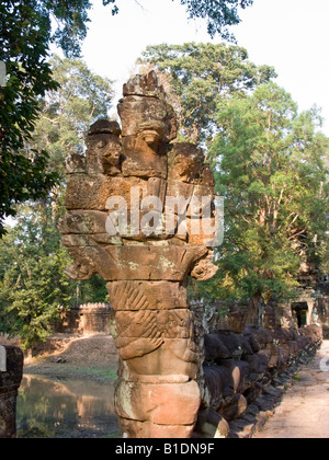 Naga Schlange Bildhauerei an der Brücke am Eingang zum Tempel Preah Khan, Angkor, Kambodscha Stockfoto