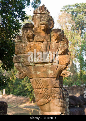Naga Schlange Bildhauerei an der Brücke am Eingang zum Tempel Preah Khan, Angkor, Kambodscha Stockfoto