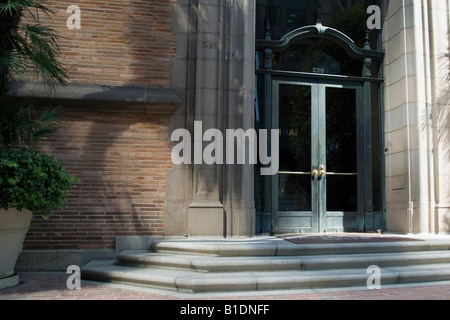 Ein sehr netten Eintrag mit alten Steinen und eine reich verzierte Torbogen in der Innenstadt von Los Angeles, Kalifornien ist bereit, Menschen zu erhalten. Stockfoto