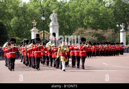 Der Scots Guards Band Marching Vergangenheit Buckingham Palace London Trooping die Farbe Zeremonie 14. Juni 2008 Stockfoto