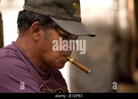 Ein Mann mit Zigarre im La Habana Vieja Stockfoto