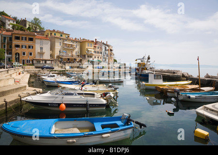 Moscenicka Draga Istrien Kroatien ankern Boote in der Fischerei Hafen in touristischen Ferienort auf der Halbinsel Istrien Kvarner Küste Stockfoto