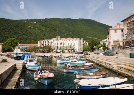 Moscenicka Draga Istrien Kroatien ankern Boote in der Fischerei Hafen in touristischen Ferienort auf der Halbinsel Istrien Kvarner Küste Stockfoto