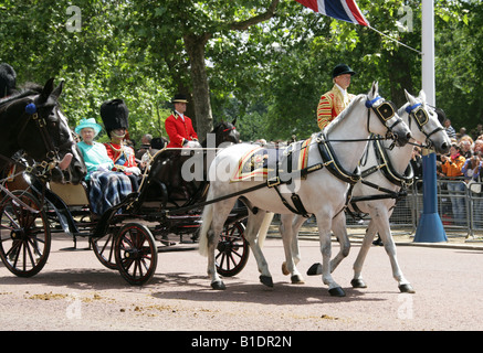 HM die Königin und Prinz Philip, Rückkehr zum Buckingham Palace nach dem Besuch der Trooping der Farbtons 14. Juni 2008 Stockfoto