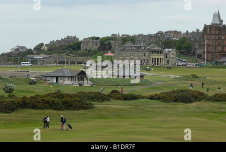 erhöhten Blick auf Old Course und Clubhaus des Royal and Ancient Golf Club in St. Andrews Stockfoto