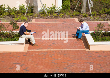 Die Konferenzteilnehmer Pause eine zwischen den Sitzungen Rosen Center Hotel Conference Center in Orlando, Florida, USA Stockfoto