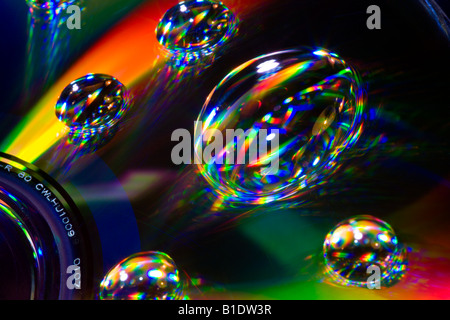 Lichtspektrum reflektiert in Wasserblasen auf CD DVD Festplatte Stockfoto