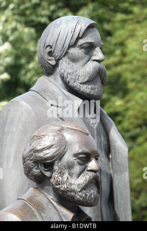 Berlin-Deutschland-Statue von Karl Marx und Friedrich Engels Väter des Sozialismus auf dem Marx-Engels-Forum in Ost-Berlin Stockfoto