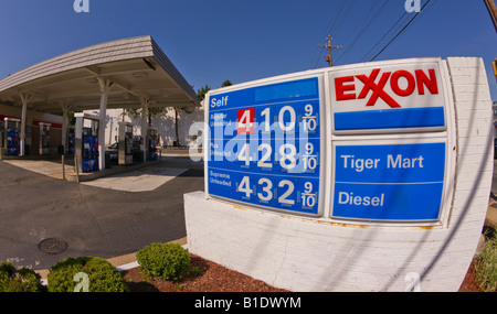 ARLINGTON VIRGINIA USA Benzin Preis Zeichen an Exxon-Tankstelle am 12. Juni 2008. Im Großraum Washington, DC. Stockfoto