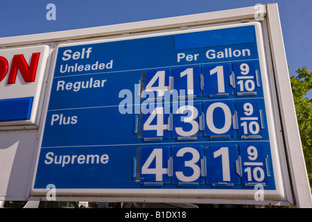 ARLINGTON VIRGINIA USA Benzin Preis Zeichen an Exxon-Tankstelle am 12. Juni 2008. Im Großraum Washington, DC. Stockfoto