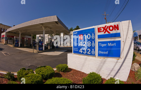 ARLINGTON VIRGINIA USA Benzin Preis Zeichen an Exxon-Tankstelle am 12. Juni 2008. Im Großraum Washington, DC. Stockfoto