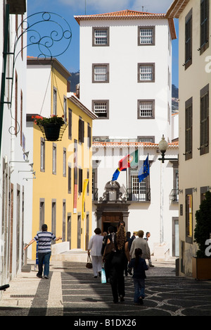 dh FUNCHAL MADEIRA Menschen wandern in Funchal Stadt engen Gassen Stockfoto