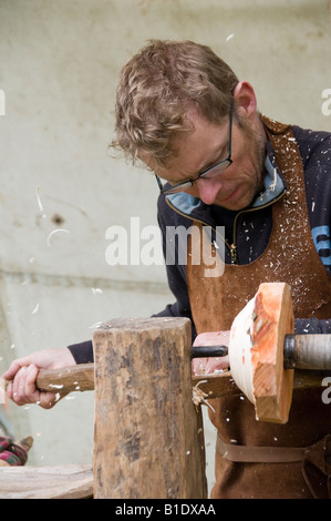 Mann zeigt traditionelle Holzschnitzereien auf Drehbank Derbyshire England Stockfoto