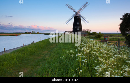 Ein Blick auf Berney Arme Mühle neben dem Fluß Yare in den Norfolk Broads auf einen späten Frühlingsabend Stockfoto