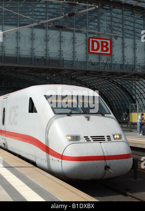 Berlin Deutschland high speed Deutsche Bahn ICE an der modernen Stadt zentralen Hauptbahnhof Stockfoto