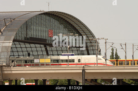 Berlin Deutschland high-Speed-Deutsche Bahn ICE-Zuges in der modernen Hauptstadt Hauptbahnhof Hauptbahnhof Stockfoto