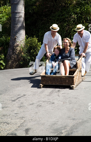 dh Wicker Korb Touristische Rodel MONTE FUNCHAL MADEIRA PORTUGAL Mutter Sohn Familie auf Schlittenfahrt Kinder Schlitten Touristen Stockfoto