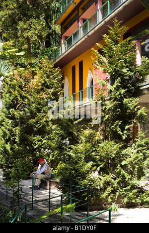 dh Monte Palace Tropical Garden MONTE MADEIRA Museumsgebäude und entspannende Touristen sitzen auf Balkon Stockfoto