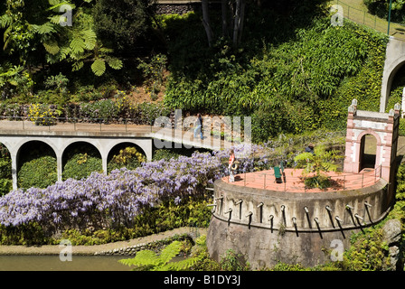 dh Monte Palace Tropical Garden MONTE MADEIRA Tourist auf Garten Aussicht Balkon Stockfoto