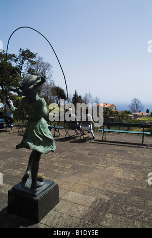 dh Monte Palace Tropical Garden MONTE MADEIRA Monte Palace Balkon Statue und touristischen paar entspannende Stockfoto