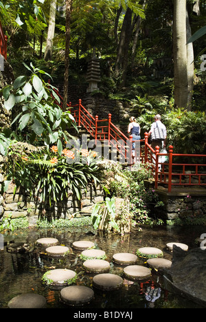 dh Monte Palace Tropical Garden MONTE MADEIRA Touristen Paar zu Fuß Die Treppe hoch im japanischen Garten Touristen Park funchal Gärten Stockfoto