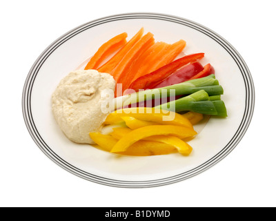 Frische, gesunde vegetarische Gemüse Crudites mit Hummus Isoliert gegen einen weißen Hintergrund mit Freistellungspfaden und keine Leute Stockfoto