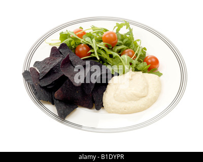 Rucolasalat mit Hummus und Blauen Mais Chips Stockfoto