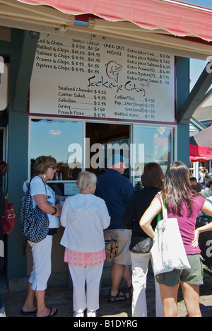 Line-up an eine beliebte Fish and Chips nehmen Restaurant auf Steveston Promenade Stockfoto