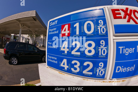 ARLINGTON VIRGINIA USA Benzin Preis Zeichen an Exxon-Tankstelle am 12. Juni 2008. Im Großraum Washington, DC. Stockfoto