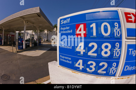 ARLINGTON VIRGINIA USA Benzin Preis Zeichen an Exxon-Tankstelle am 12. Juni 2008. Im Großraum Washington, DC. Stockfoto